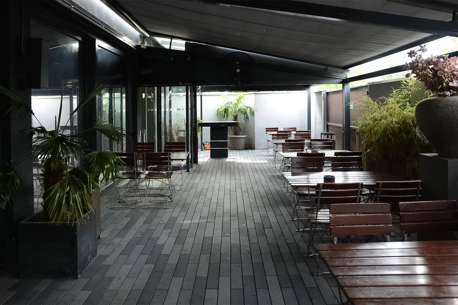 Entspannung pur unter freiem Himmel – Die atemberaubende Terrasse im Samya FKK Saunaclub Köln